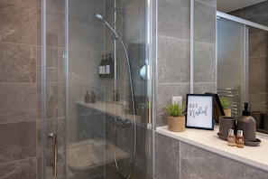 Een douche, een haardroger, een bidet, handdoeken