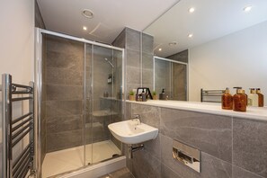 Shower, hair dryer, bidet, towels - Royal Ebony | Luxe 2BR City Centre Apartment (Manchester)