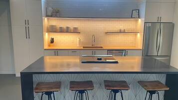 Micro-ondes, four, plaque de cuisson, lave-vaisselle