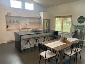 Mikrovågsugn, ugn, spishäll och diskmaskin