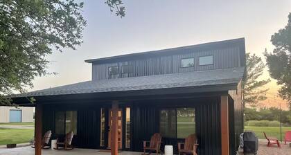 Modern, Unique, Farmhouse: Aeroplane Manor @ Tango-31