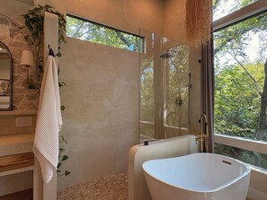 Shower, hair dryer, bidet, towels - The Pair Tree BnB A Romantic Retreat in the trees (Perry)
