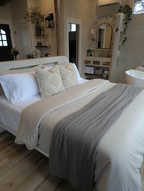 Bed sheets - The Pair Tree BnB A Romantic Retreat in the trees (Perry)