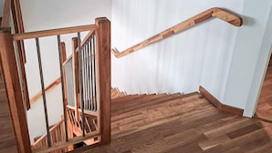 A wooden staircase with a railing, leading to a landing. - 5 Star Holiday Home in Falkenberg (Falkenberg)