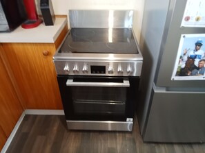 Interior - Short walks to Beach & Town. Large deck with BBQ. Super Fast Internet, 85" Tele (Whangamatā)