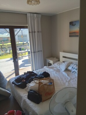 3 bedrooms, free WiFi - Short walks to Beach & Town. Large deck with BBQ. Super Fast Internet, 85" Tele (Whangamatā)