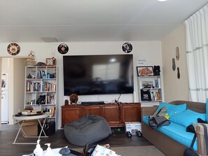 Smart TV, DVD player, books - Short walks to Beach & Town. Large deck with BBQ. Super Fast Internet, 85" Tele (Whangamatā)