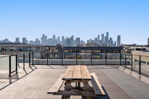 Apartment | Outdoor dining - Bayside Apartment Living Close to the Beach (Melbourne)
