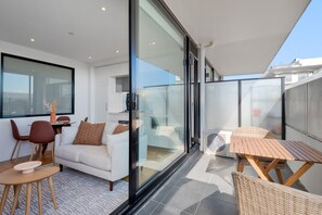 Apartment | Outdoor dining - Bayside Apartment Living Close to the Beach (Melbourne)