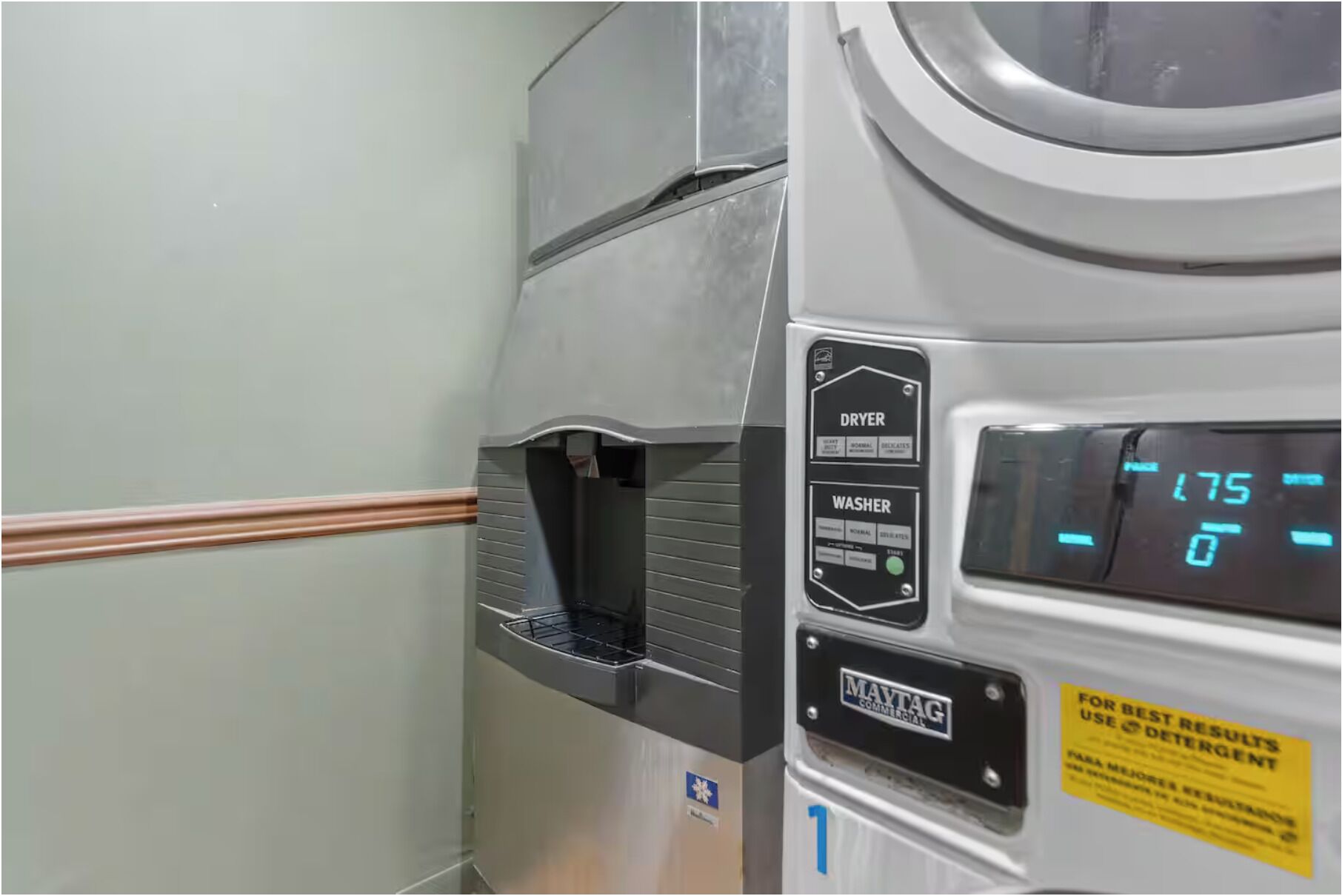 Une machine à laver et un sèche-linge professionnels dotés d’un écran numérique.