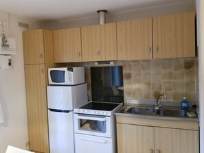 Réfrigérateur, micro-ondes, four, plaque de cuisson