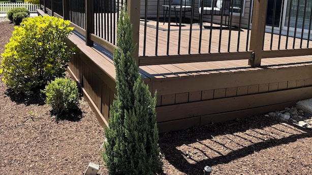 A residential property with a deck, a small garden, and a white picket fence. - South Jersey Shore Comfort & Relaxing  Retreat in Absecon, near  Atlantic City (Absecon)