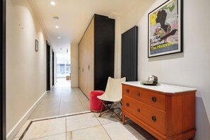 Interior - Stylish 2-3 Bed with Garden studio | Sleeps 6 | Belsize Park / Hampstead (London)