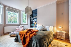 WiFi, bed sheets - Stylish 2-3 Bed with Garden studio | Sleeps 6 | Belsize Park / Hampstead (London)