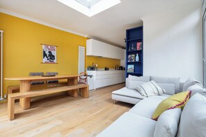 TV - Stylish 2-3 Bed with Garden studio | Sleeps 6 | Belsize Park / Hampstead (London)