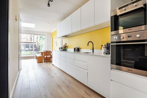 Microwave, oven, stovetop, dishwasher - Stylish 2-3 Bed with Garden studio | Sleeps 6 | Belsize Park / Hampstead (London)