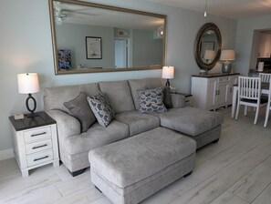 Smart TV - Newly Furnished 1st Floor Condo, Waterfront, steps to Pool, Hot Tub and Beach! (St. Petersburg)