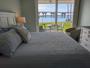2 bedrooms, free WiFi, bed sheets - Newly Furnished 1st Floor Condo, Waterfront, steps to Pool, Hot Tub and Beach! (St. Petersburg)