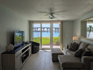 Smart TV - Newly Furnished 1st Floor Condo, Waterfront, steps to Pool, Hot Tub and Beach! (St. Petersburg)