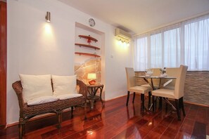 Dining - Sunny Apartment Near Beach in Split (Split)