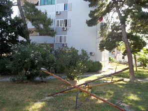 Garden - Sunny Apartment Near Beach in Split (Split)