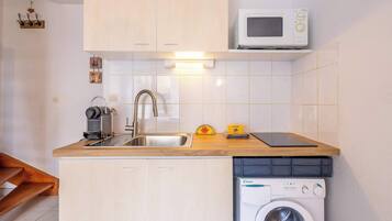 Wasserkocher mit Kaffee-/Teezubehör, Kühlschrank, Mikrowelle, Herdplatte