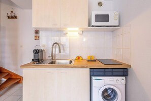 Wasserkocher mit Kaffee-/Teezubehör, Kühlschrank, Mikrowelle, Herdplatte