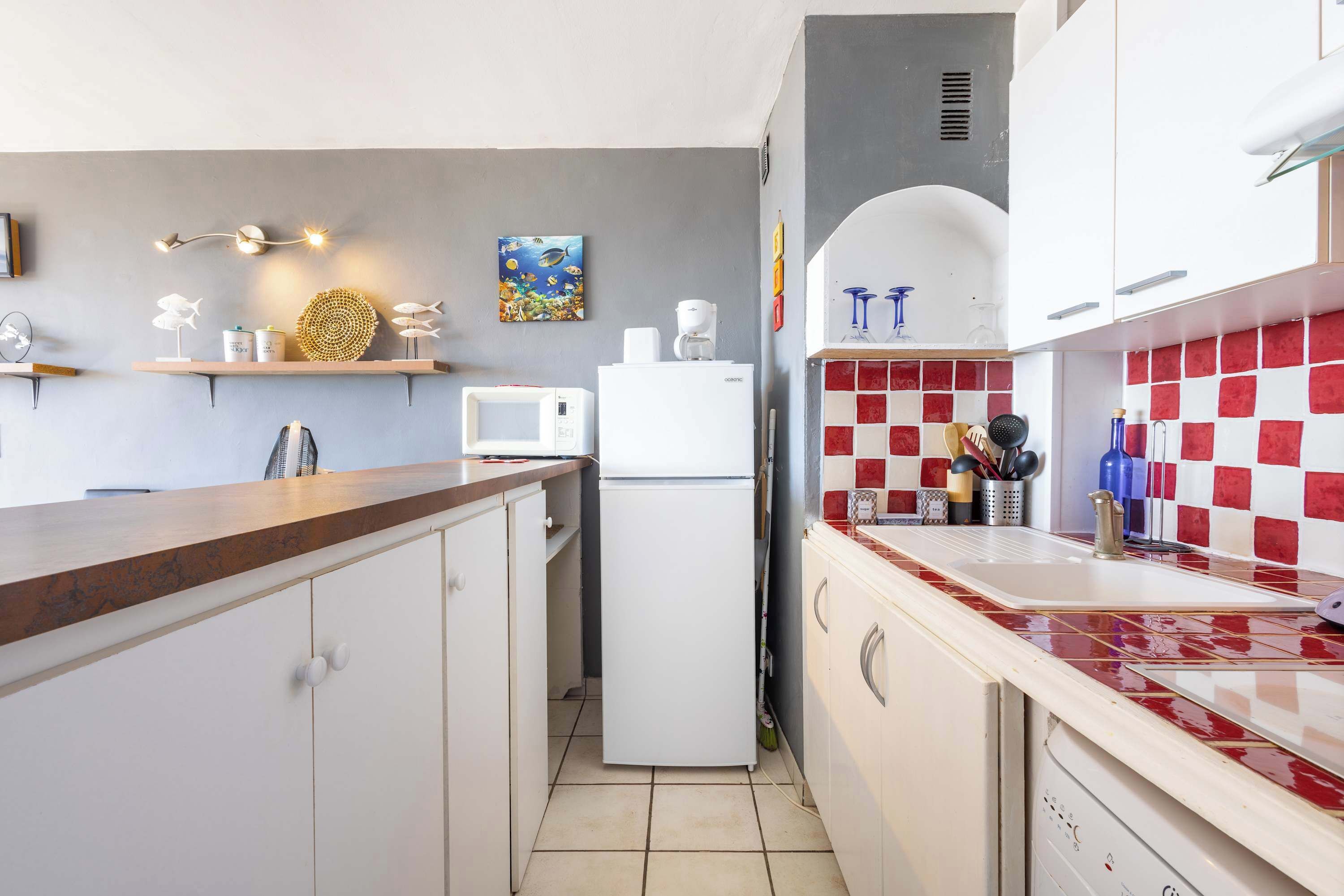 Coffee/tea maker, fridge, microwave, oven