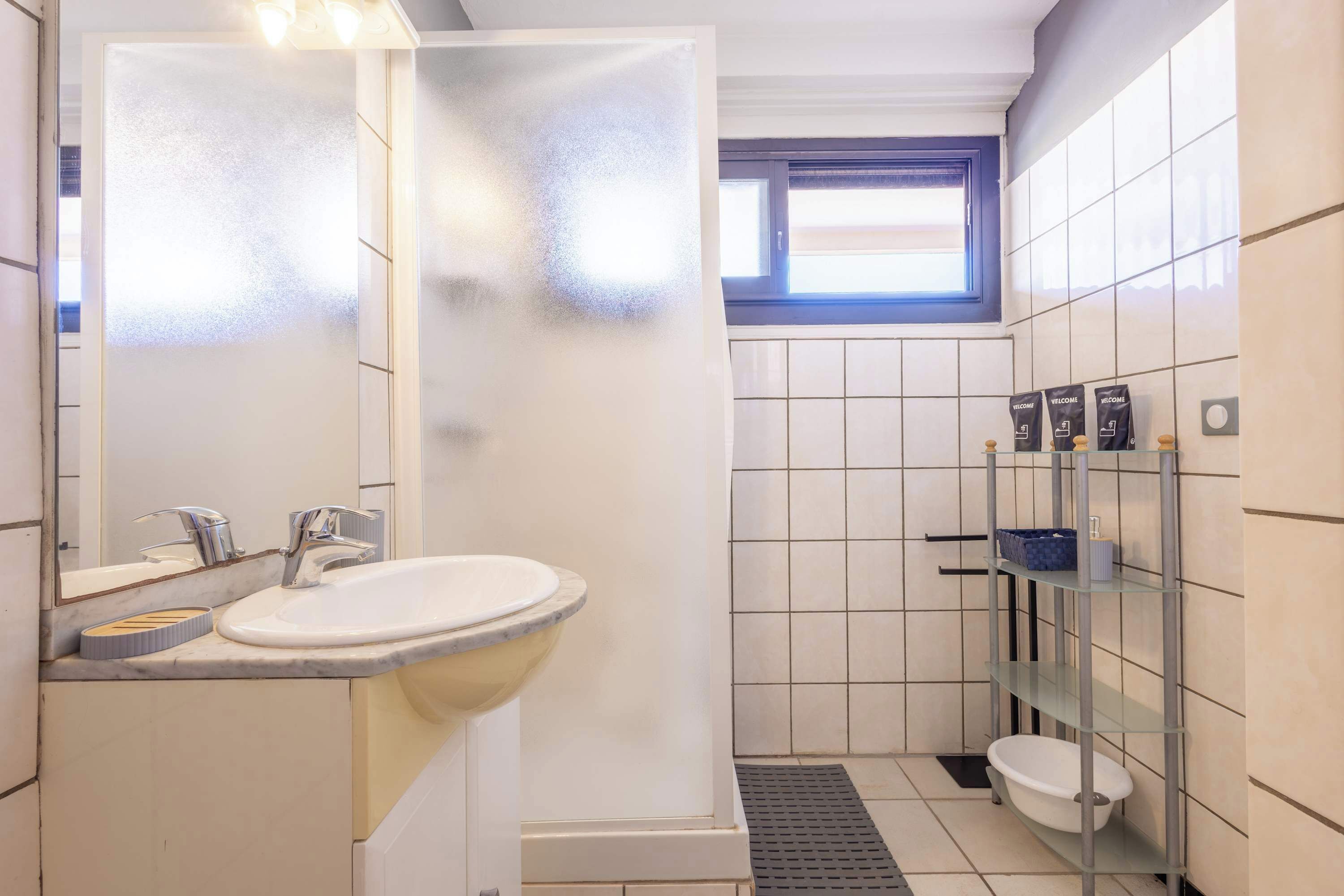 Shower, towels, shampoo