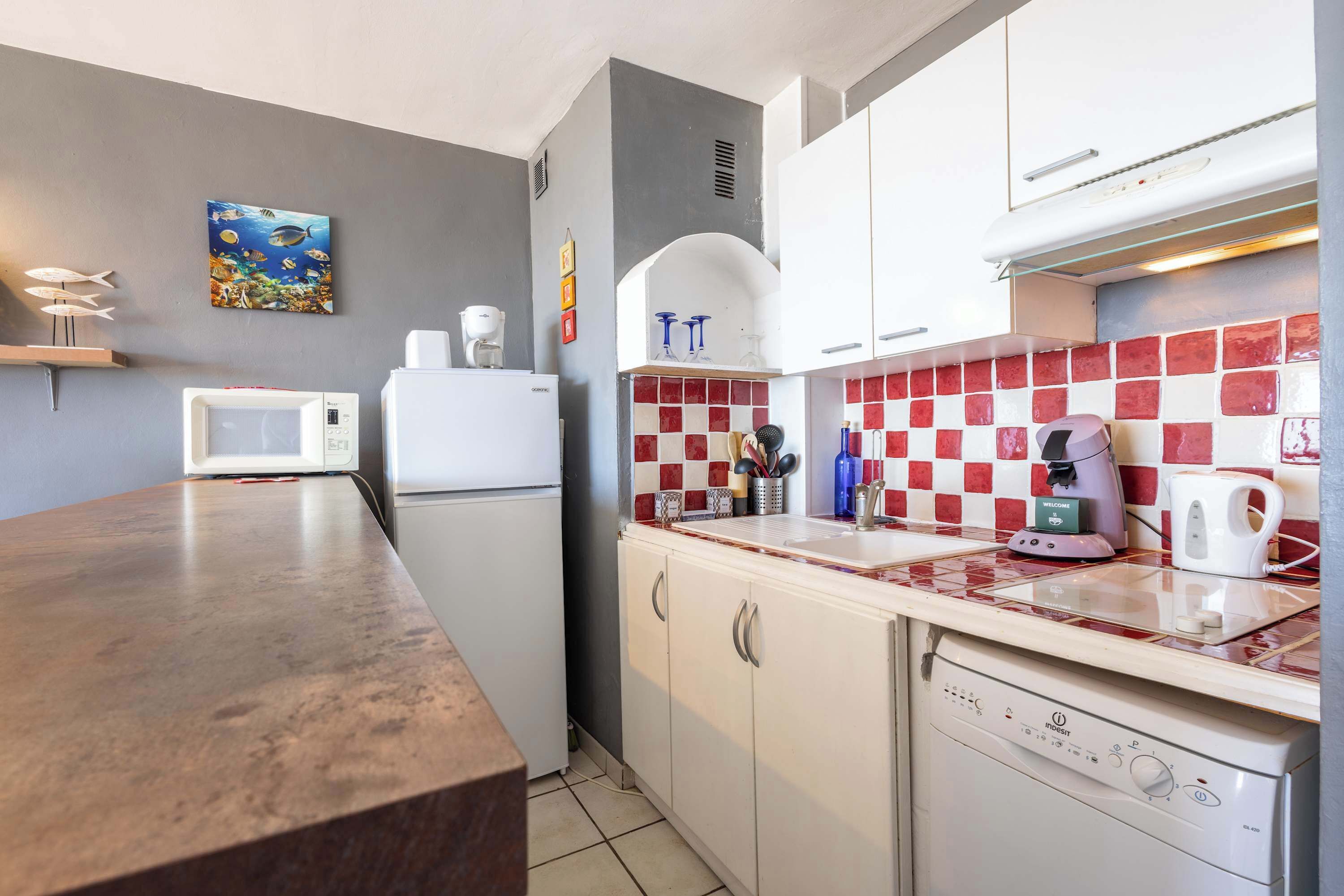 Coffee/tea maker, fridge, microwave, oven