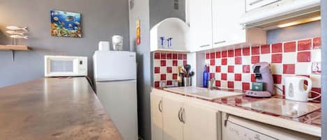 Coffee/tea maker, fridge, microwave, oven
