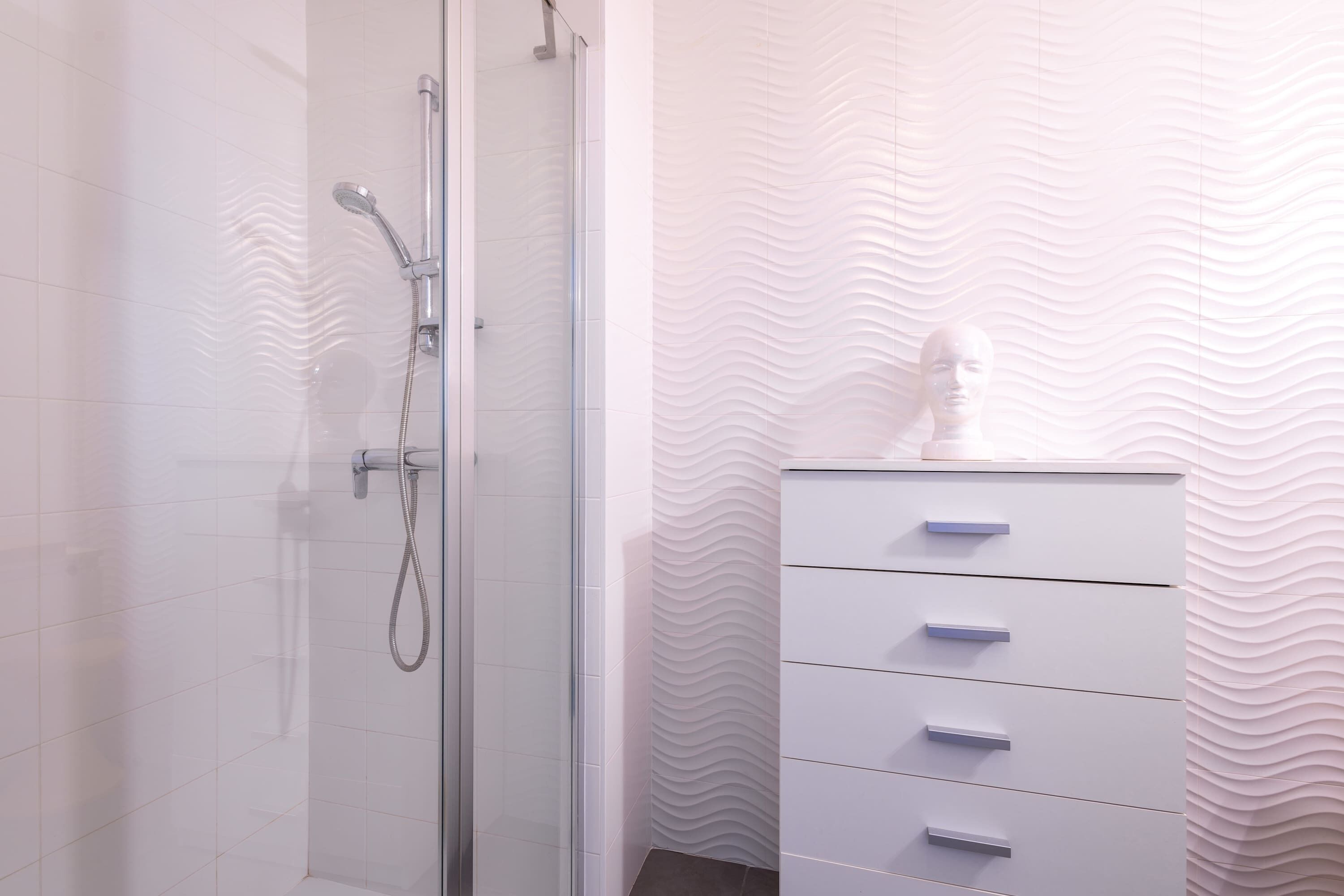 Douche, sèche-cheveux, serviettes fournies, shampoing