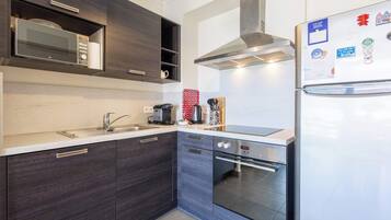 Coffee/tea maker, fridge, microwave, oven