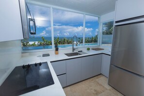 Refrigerador, microondas, parrilla de estufa y cafetera y tetera 