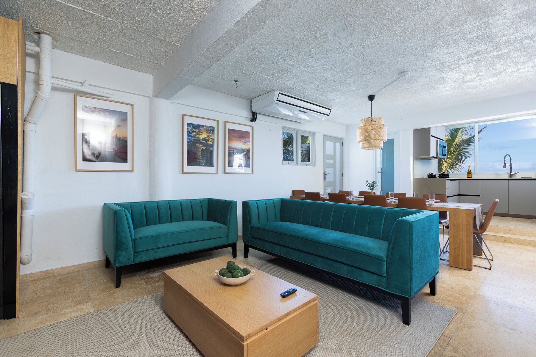 Älytelevisio, kirjoja, tietokoneen näyttö