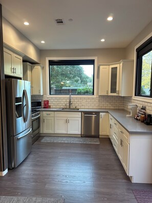 Kylskåp, mikrovågsugn, ugn och spishäll