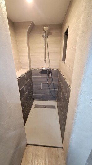Dusche, Haartrockner, Seife, Toilettenpapier