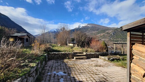 House with 4 bedrooms, large living/dining room and garden. Free ski shuttle