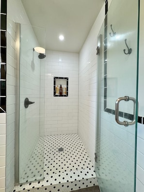 Shower, hair dryer, towels, soap - Large Country Estate in Downtown Sebastopol (Sebastopol)