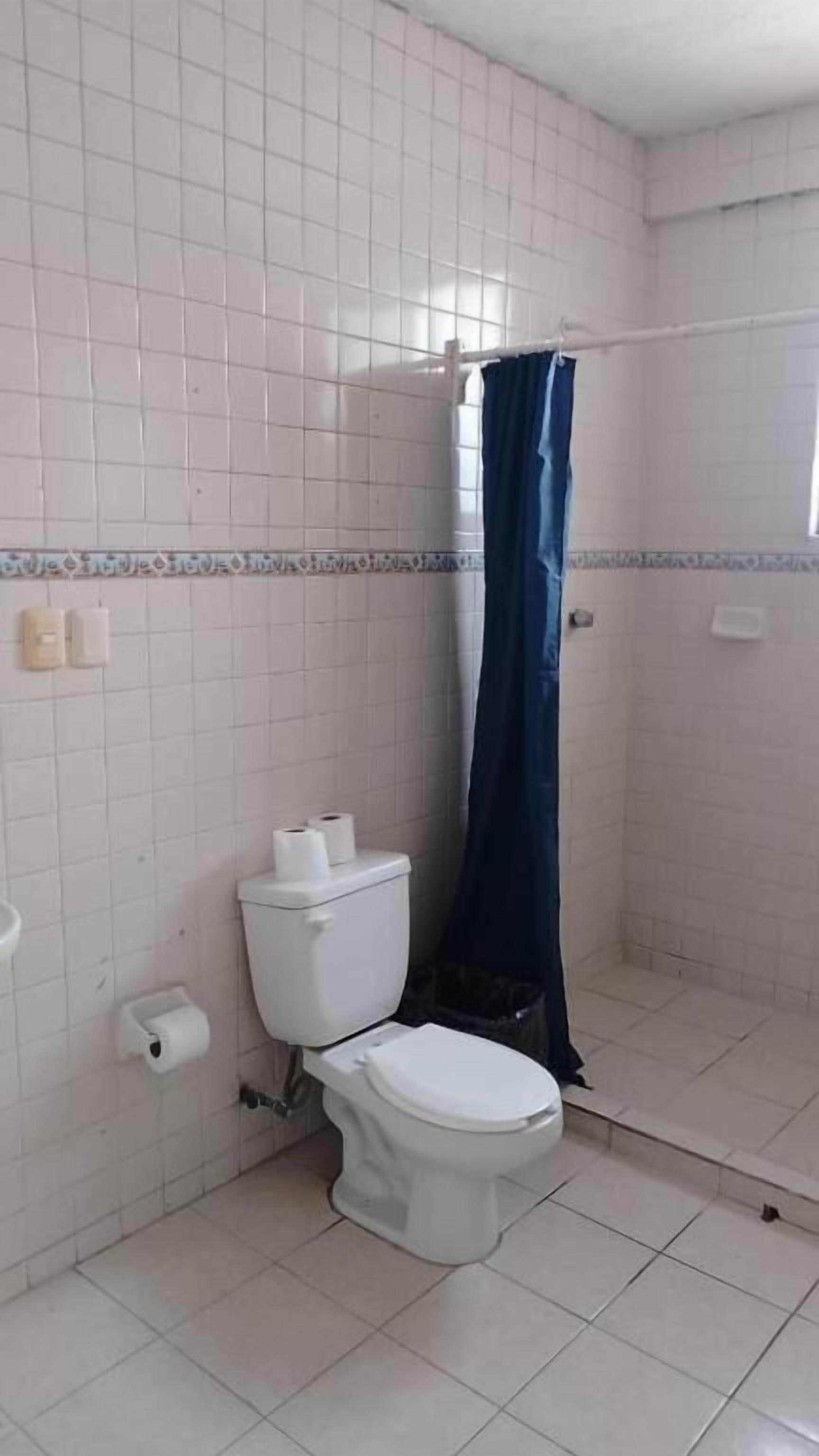 Een douche, handdoeken, zeep, shampoo