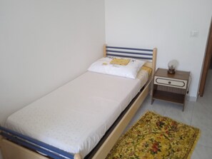 Iron/ironing board, WiFi, bed sheets - 1 minute from train and bus station Bright apartment with terrace (Dolianova)