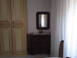 Interior - 1 minute from train and bus station Bright apartment with terrace (Dolianova)