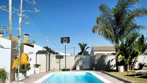 A rectangular swimming pool with a tiled edge, surrounded by a wooden deck. - Welcoming Villa With Private Pool (Conil de la Frontera)
