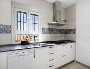 Private kitchen - Welcoming Villa With Private Pool (Conil de la Frontera)