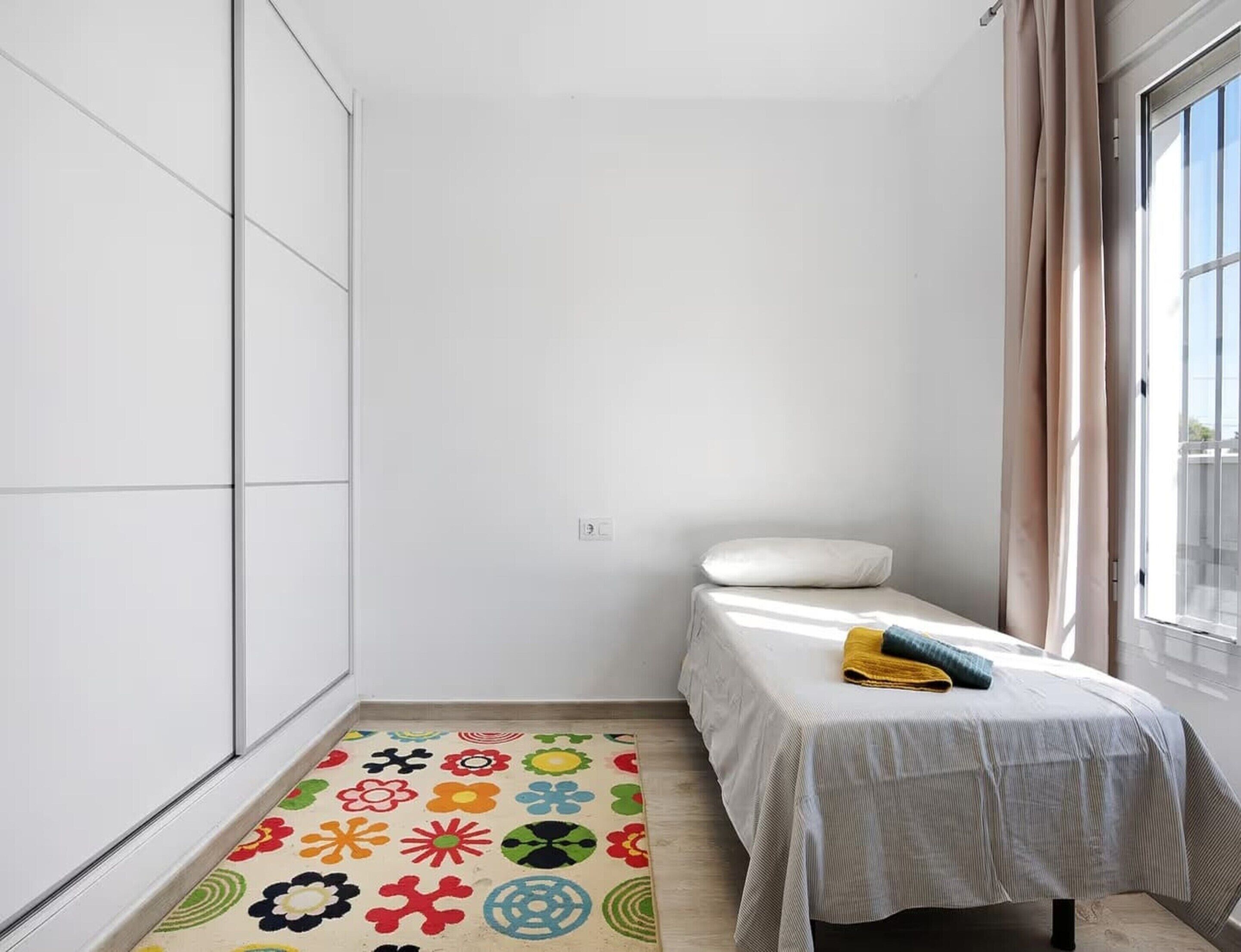 3 bedrooms, laptop workspace, bed sheets