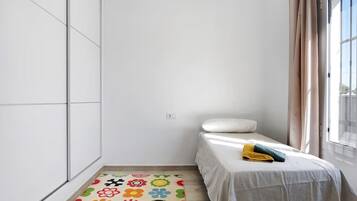 3 bedrooms, laptop workspace, bed sheets