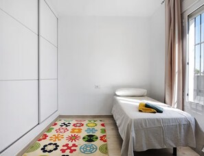 3 bedrooms, laptop workspace, bed sheets - Welcoming Villa With Private Pool (Conil de la Frontera)