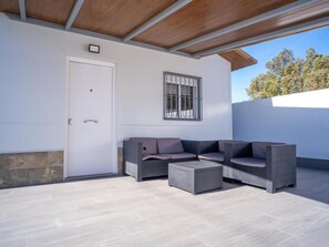 Apartment | Balcony - Encantador Chalet con Piscina y Terraza Soleada Cerca del Mar en Conil (Conil de la Frontera)