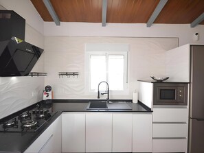 Apartment | Private kitchen - Encantador Chalet con Piscina y Terraza Soleada Cerca del Mar en Conil (Conil de la Frontera)