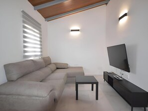 Apartment | Living room - Encantador Chalet con Piscina y Terraza Soleada Cerca del Mar en Conil (Conil de la Frontera)